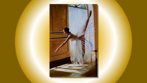 Handgemaltes Ölbild Ballerina am sonnigen Fenster auf Leinwand, warmes Licht, Honig- und Cremetöne – Beispiel im Raum