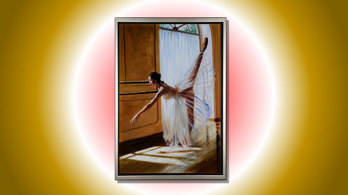Handgemaltes Ölbild Ballerina am sonnigen Fenster auf Leinwand, warmes Licht, Honig- und Cremetöne, mit silbernem Rahmen – Beispiel im Raum