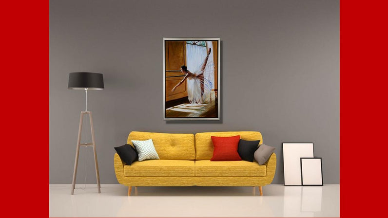Handgemaltes Ölbild Ballerina am sonnigen Fenster auf Leinwand, warmes Licht, Honig- und Cremetöne, mit silbernem Rahmen – Beispiel im Raum