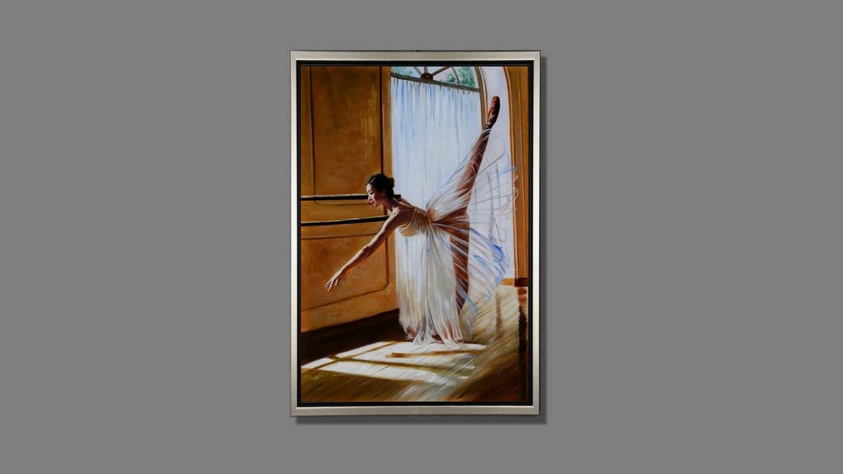 Handgemaltes Ölbild Ballerina am sonnigen Fenster auf Leinwand, warmes Licht, Honig- und Cremetöne, mit silbernem Rahmen – Beispiel im Raum