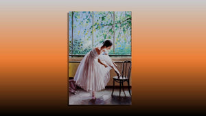 Handgemaltes Ölbild Ballerina mit Bugholzstuhl auf Leinwand, weisses Tutu, grüner Fensterblick – Beispiel im Raum