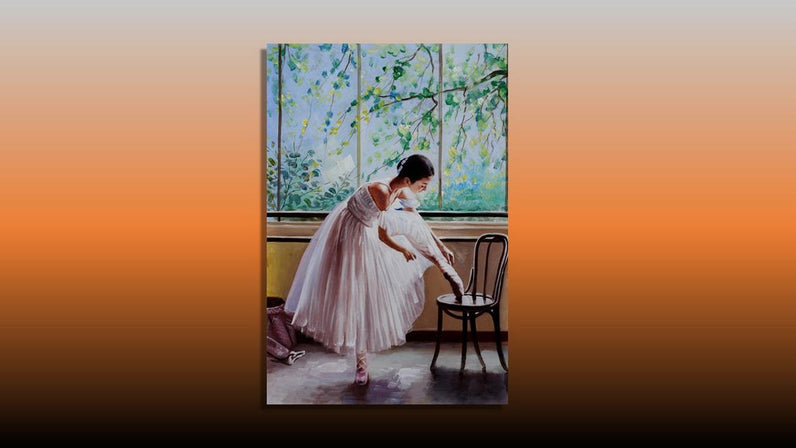 Handgemaltes Ölbild Ballerina mit Bugholzstuhl auf Leinwand, weisses Tutu, grüner Fensterblick – Beispiel im Raum