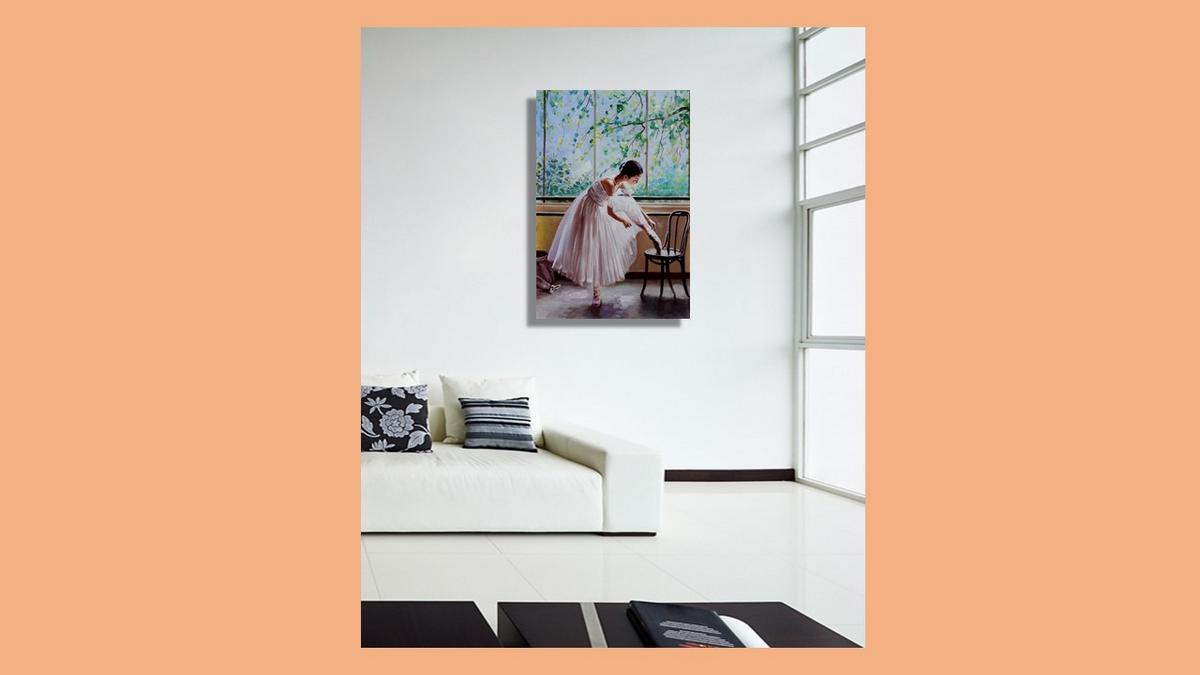 Handgemaltes Ölbild Ballerina mit Bugholzstuhl auf Leinwand, weisses Tutu, grüner Fensterblick – Beispiel im Raum