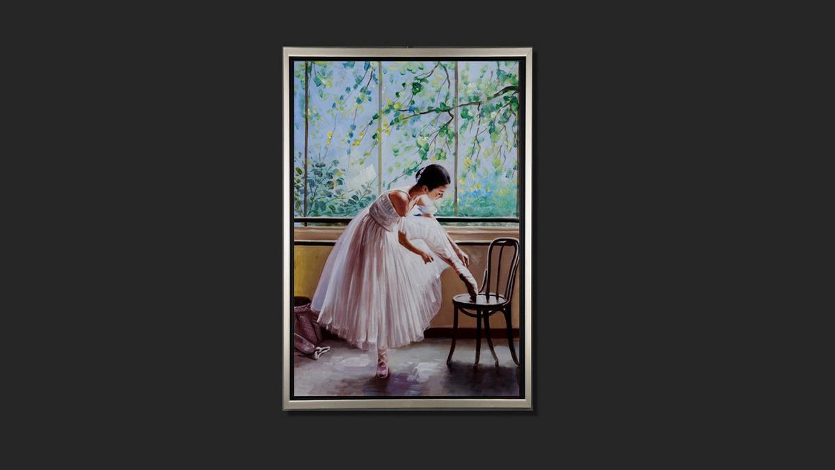 Handgemaltes Ölbild Ballerina mit Bugholzstuhl auf Leinwand, weisses Tutu, grüner Fensterblick, mit silbernem Rahmen – Beispiel im Raum