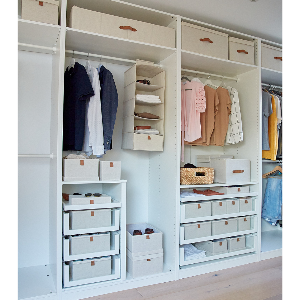 Ordentlicher Kleiderschrank mit Aufbewahrungsboxen für Schals, Foulards und Kleidung