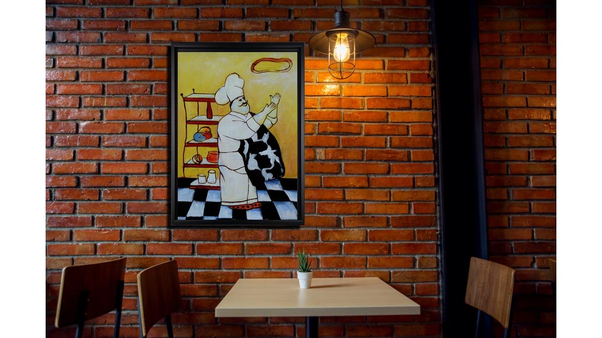 Handgemaltes Ölbild fröhlicher Koch mit Pizzateig auf Leinwand, gelber Hintergrund, Schachbrettboden, mit schwarzem Rahmen – Beispiel im Raum