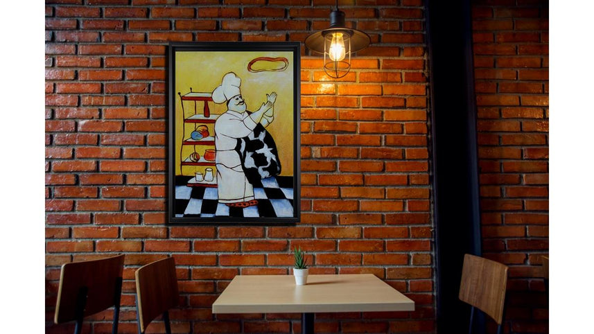 Handgemaltes Ölbild fröhlicher Koch mit Pizzateig auf Leinwand, gelber Hintergrund, Schachbrettboden, mit schwarzem Rahmen – Beispiel im Raum