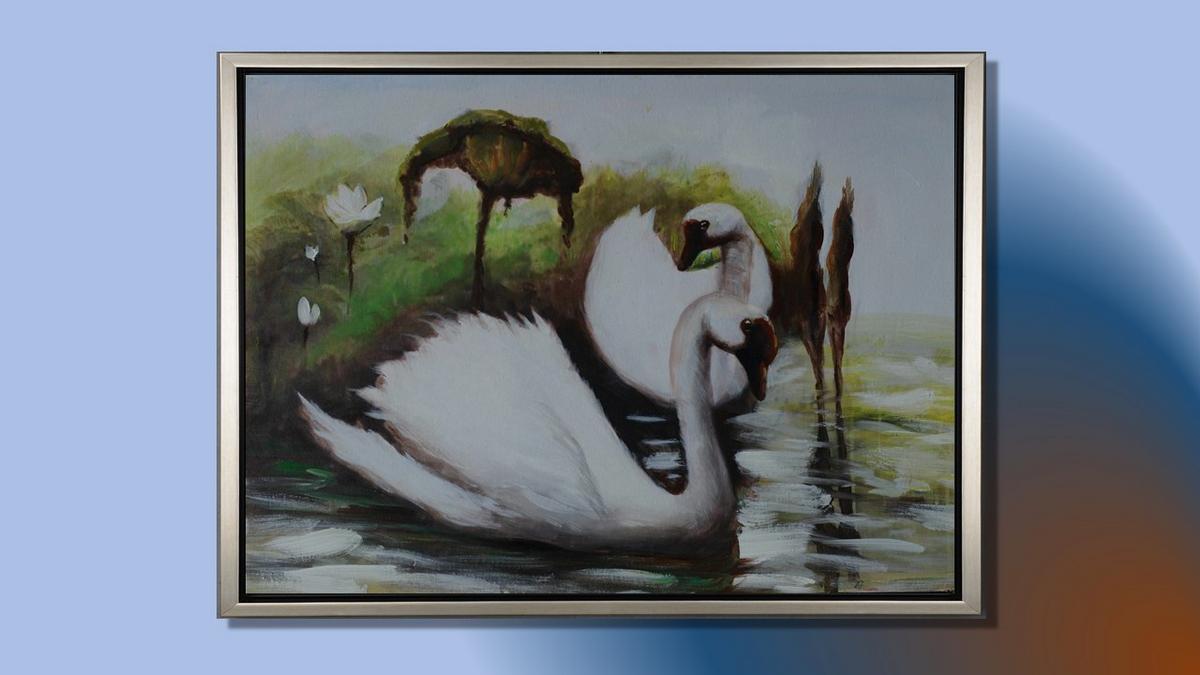 Handgemaltes Ölbild weisser Schwan auf dem See auf Leinwand, Seerosen, Grün- und Weisstöne, mit silbernem Rahmen – Beispiel im Raum