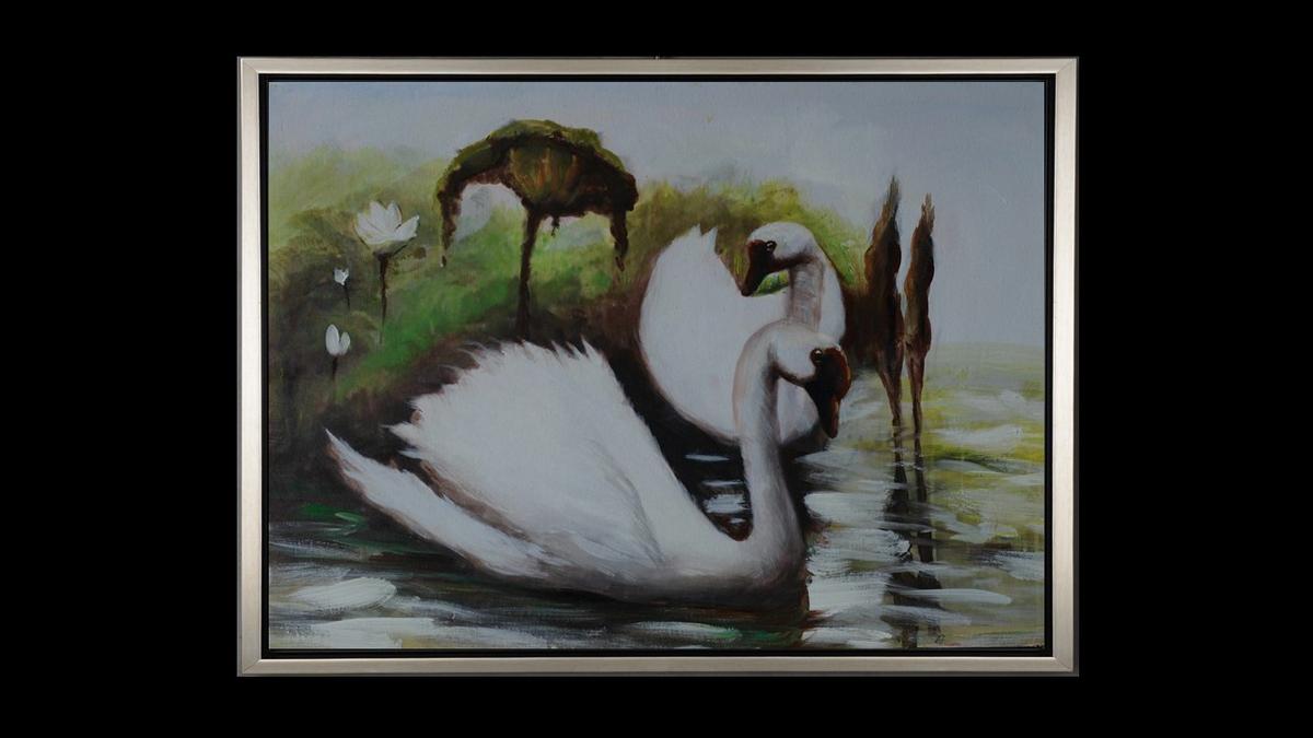 Handgemaltes Ölbild weisser Schwan auf dem See auf Leinwand, Seerosen, Grün- und Weisstöne, mit silbernem Rahmen – Beispiel im Raum