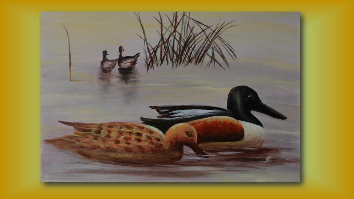 Handgemaltes Ölbild Enten am See auf Leinwand, Löffelentenpaar vor Schilf in zarten Grau- und Beigetönen – Beispiel im Raum