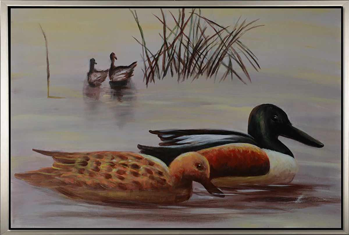 Handgemaltes Ölbild Enten am See auf Leinwand, Löffelentenpaar vor Schilf in zarten Grau- und Beigetönen, mit silbernem Rahmen