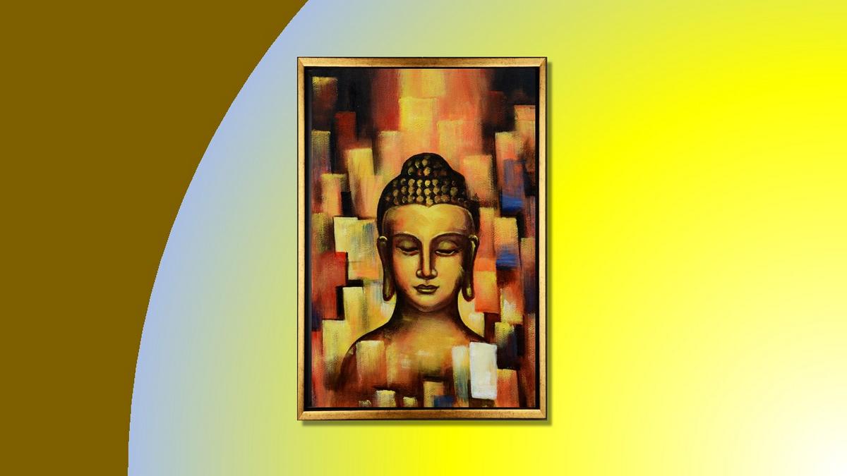 Handgemaltes Ölbild Buddha auf Leinwand, abstrakter Hintergrund in Gold, Orange und Rot, Spachteltechnik, mit goldenem Rahmen – Beispiel im Raum