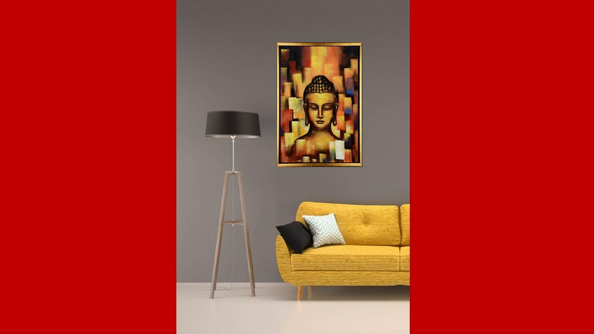 Handgemaltes Ölbild Buddha auf Leinwand, abstrakter Hintergrund in Gold, Orange und Rot, Spachteltechnik, mit goldenem Rahmen – Beispiel im Raum