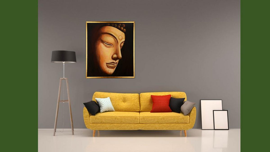 Handgemaltes Ölbild Buddha-Gesicht auf Leinwand, Nahaufnahme in Gold- und Ockertönen vor dunklem Hintergrund, mit goldenem Rahmen – Beispiel im Raum