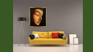 Handgemaltes Ölbild Buddha-Gesicht auf Leinwand, Nahaufnahme in Gold- und Ockertönen vor dunklem Hintergrund, mit goldenem Rahmen – Beispiel im Raum