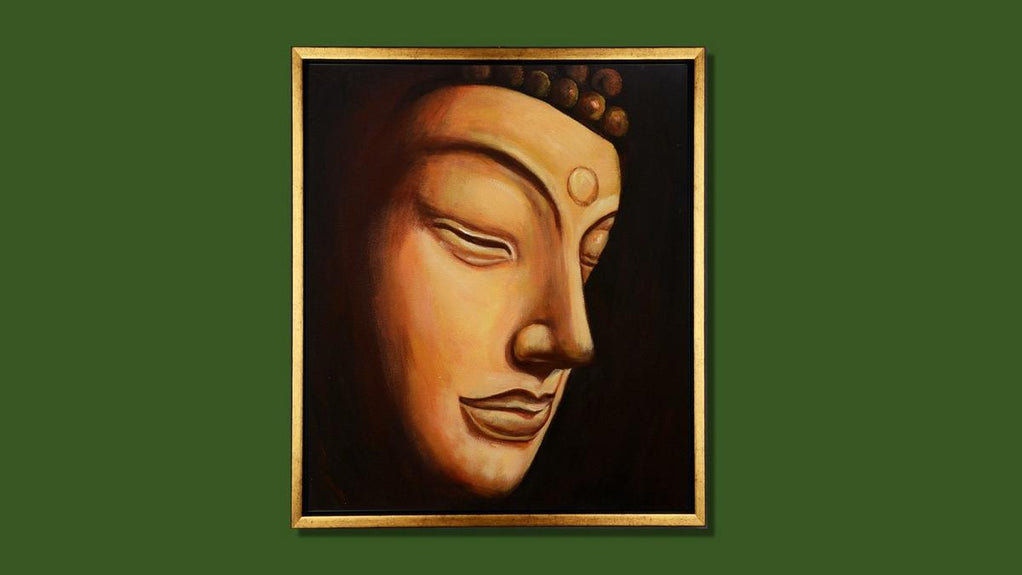 Handgemaltes Ölbild Buddha-Gesicht auf Leinwand, Nahaufnahme in Gold- und Ockertönen vor dunklem Hintergrund, mit goldenem Rahmen – Beispiel im Raum