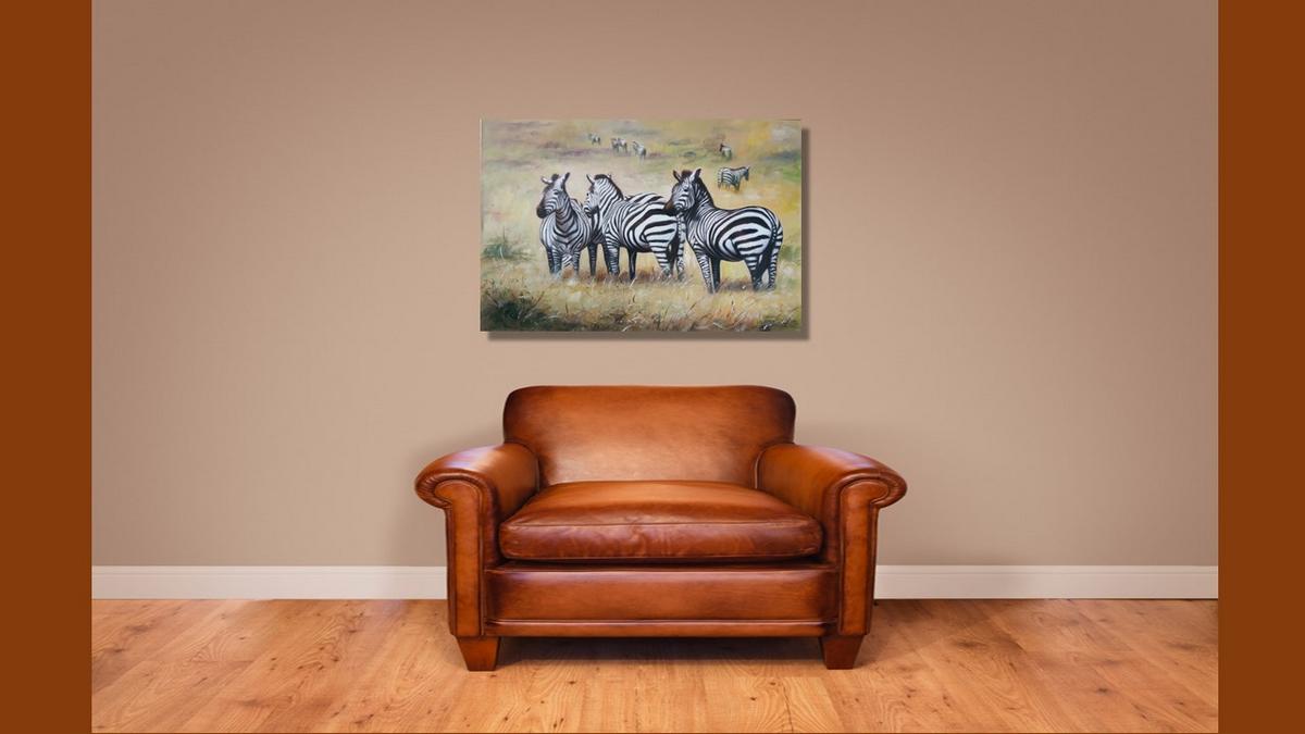 Handgemaltes Ölbild Zebraherde auf Leinwand, Zebras im goldgelben Savannengras, naturalistisch gemalt – Beispiel im Raum