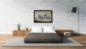 Handgemaltes Ölbild Zebraherde auf Leinwand, Zebras im goldgelben Savannengras, naturalistisch gemalt, mit schwarzem Rahmen – Beispiel im Raum