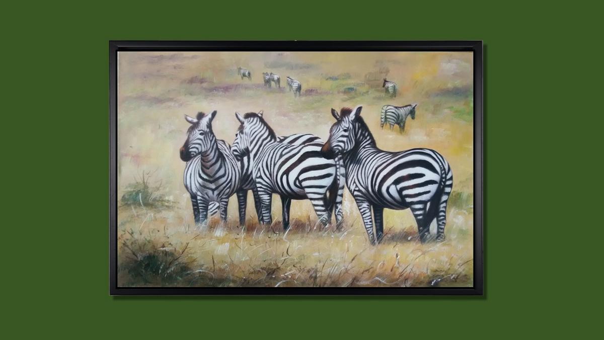 Handgemaltes Ölbild Zebraherde auf Leinwand, Zebras im goldgelben Savannengras, naturalistisch gemalt, mit schwarzem Rahmen – Beispiel im Raum