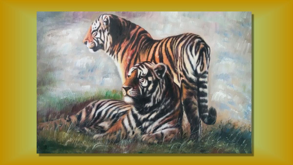 Handgemaltes Ölbild Tigerpaar auf Leinwand, stehender und liegender Tiger im Gras vor hellem Hintergrund – Beispiel im Raum