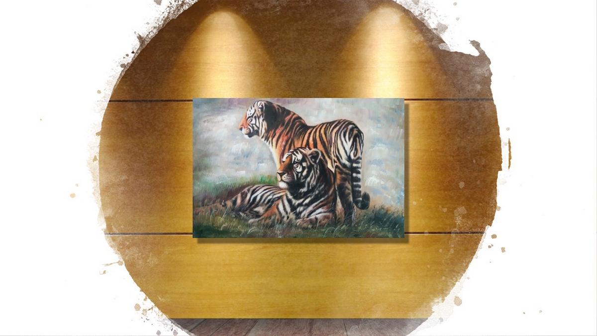 Handgemaltes Ölbild Tigerpaar auf Leinwand, stehender und liegender Tiger im Gras vor hellem Hintergrund – Beispiel im Raum