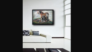Handgemaltes Ölbild Tigerpaar auf Leinwand, stehender und liegender Tiger im Gras vor hellem Hintergrund, mit schwarzem Rahmen – Beispiel im Raum