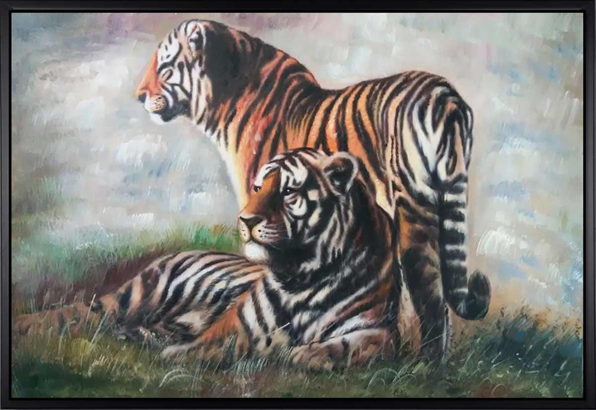 Handgemaltes Ölbild Tigerpaar auf Leinwand, stehender und liegender Tiger im Gras vor hellem Hintergrund, mit schwarzem Rahmen