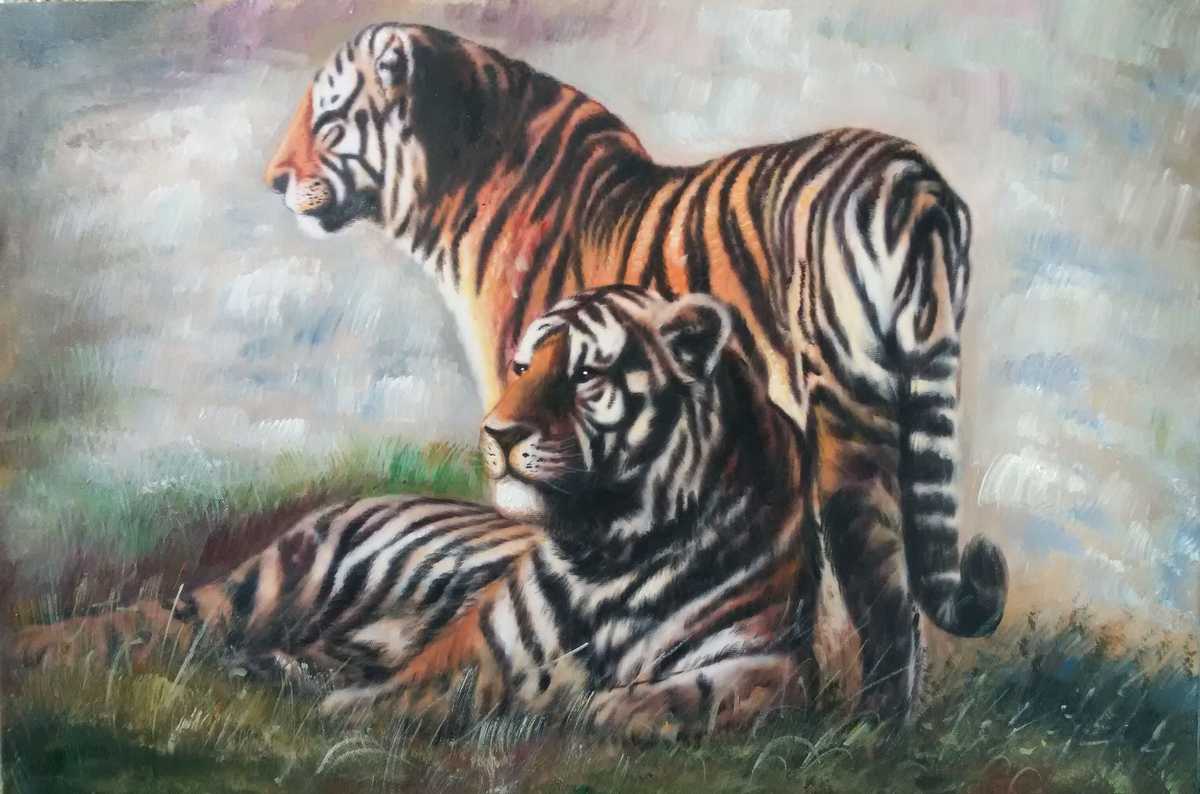 Handgemaltes Ölbild Tigerpaar auf Leinwand, stehender und liegender Tiger im Gras vor hellem Hintergrund