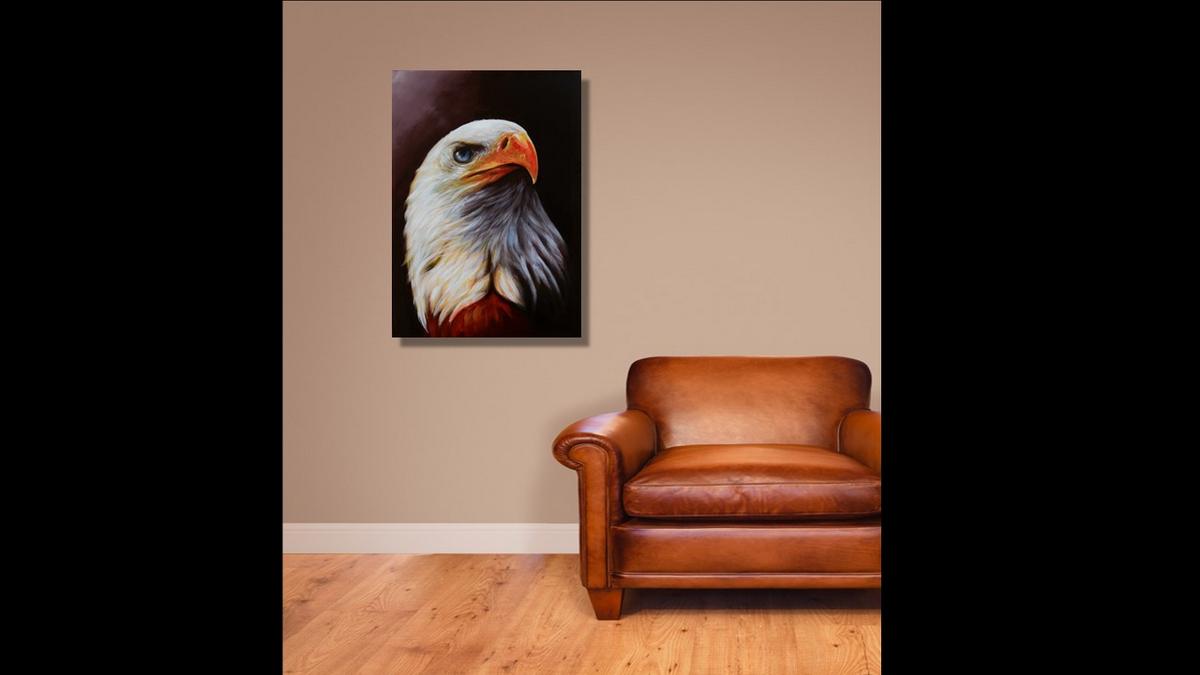 Handgemaltes Ölbild Weisskopfseeadler auf Leinwand, Adlerkopf im Profil vor dunkelbraunem Hintergrund – Beispiel im Raum