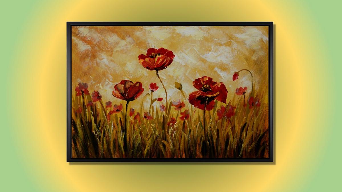 Handgemaltes Ölbild rote Mohnblumen in hohem Gras auf Leinwand, goldenes Licht in Ocker und Honiggelb, mit schwarzem Rahmen – Beispiel im Raum