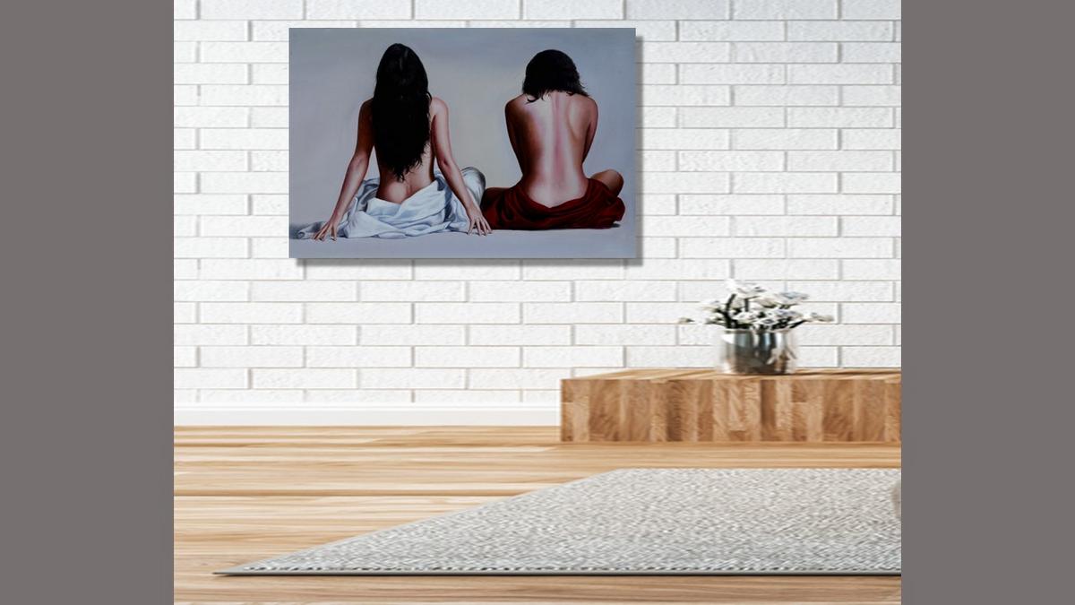 Handgemaltes Ölbild zwei Frauen in Rückenansicht auf Leinwand, weisses und rotes Tuch vor Hellgrau – Beispiel im Raum