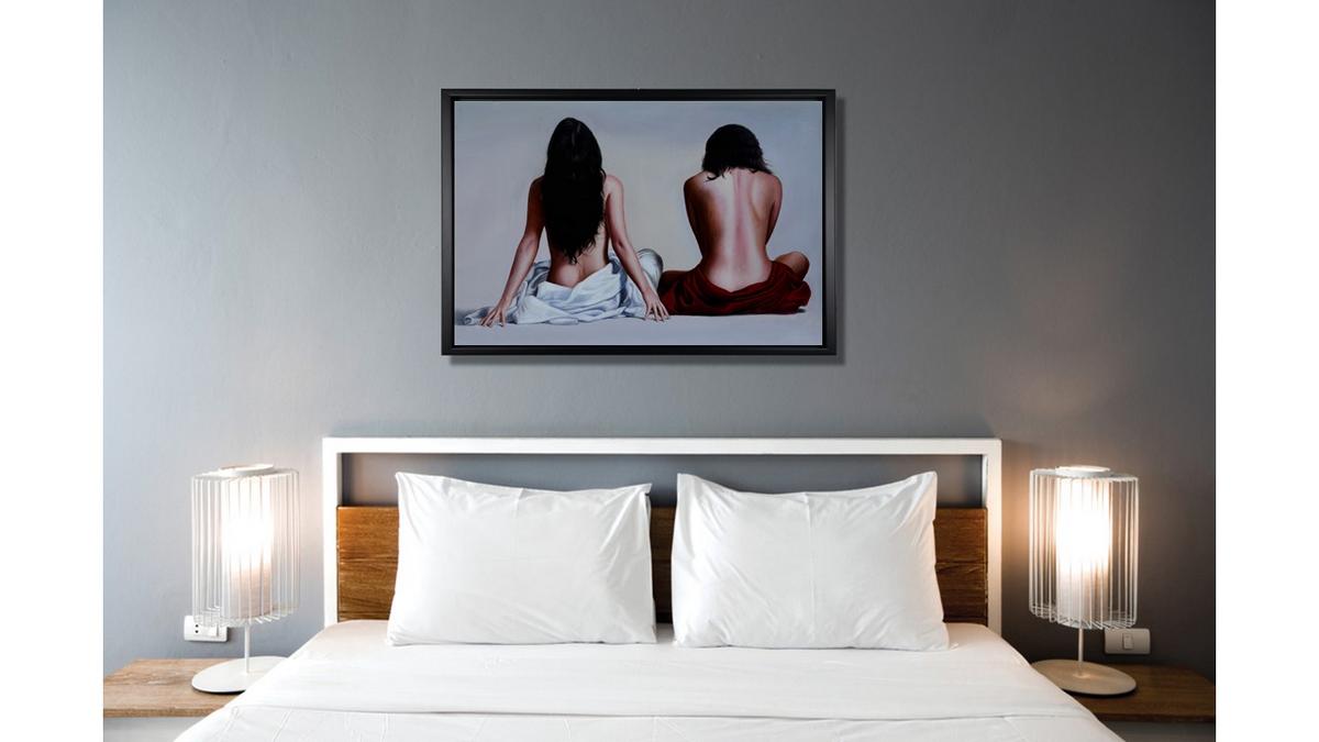 Handgemaltes Ölbild zwei Frauen in Rückenansicht auf Leinwand, weisses und rotes Tuch vor Hellgrau, mit schwarzem Rahmen – Beispiel im Raum