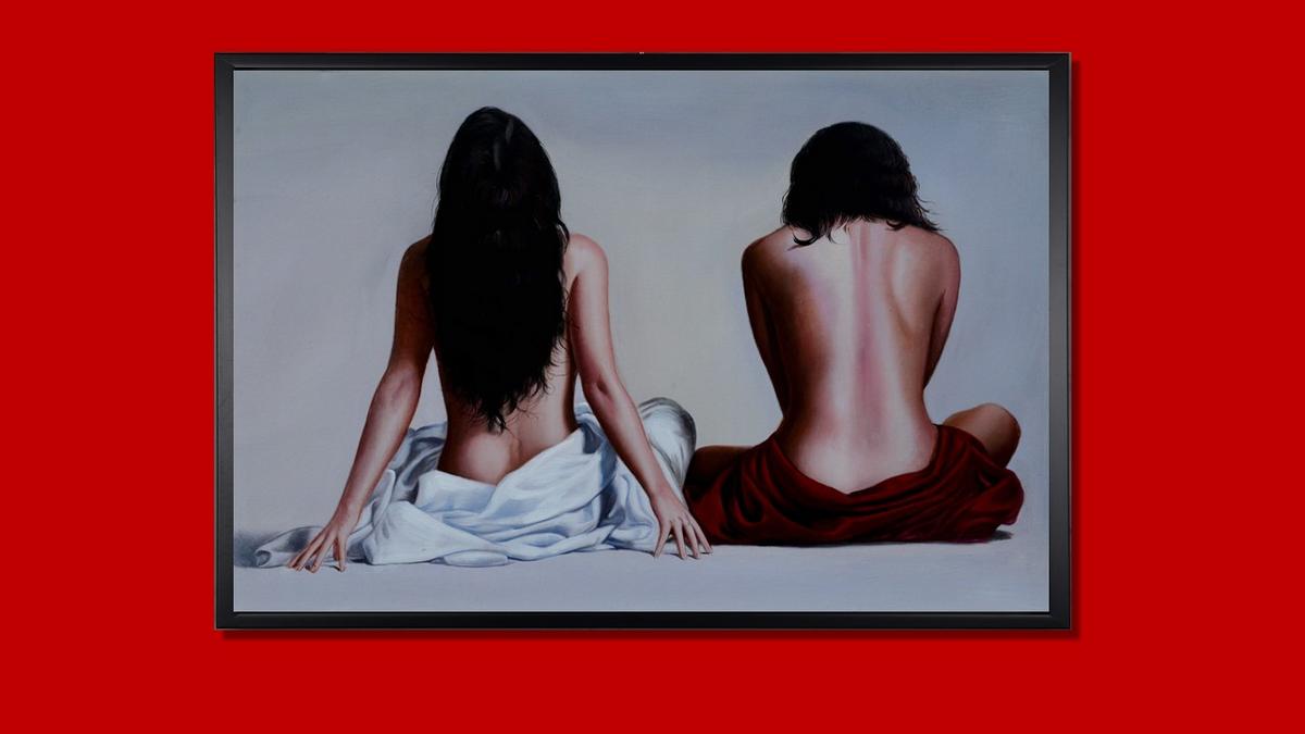 Handgemaltes Ölbild zwei Frauen in Rückenansicht auf Leinwand, weisses und rotes Tuch vor Hellgrau, mit schwarzem Rahmen – Beispiel im Raum