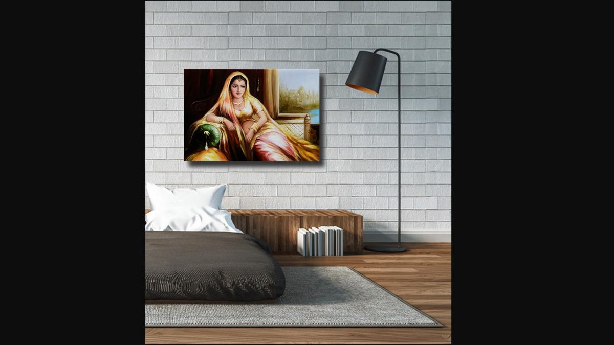 Handgemaltes Ölbild indische Maharani auf Leinwand, Frau im goldgelben Sari in Safran-, Rosa- und Goldtönen – Beispiel im Raum