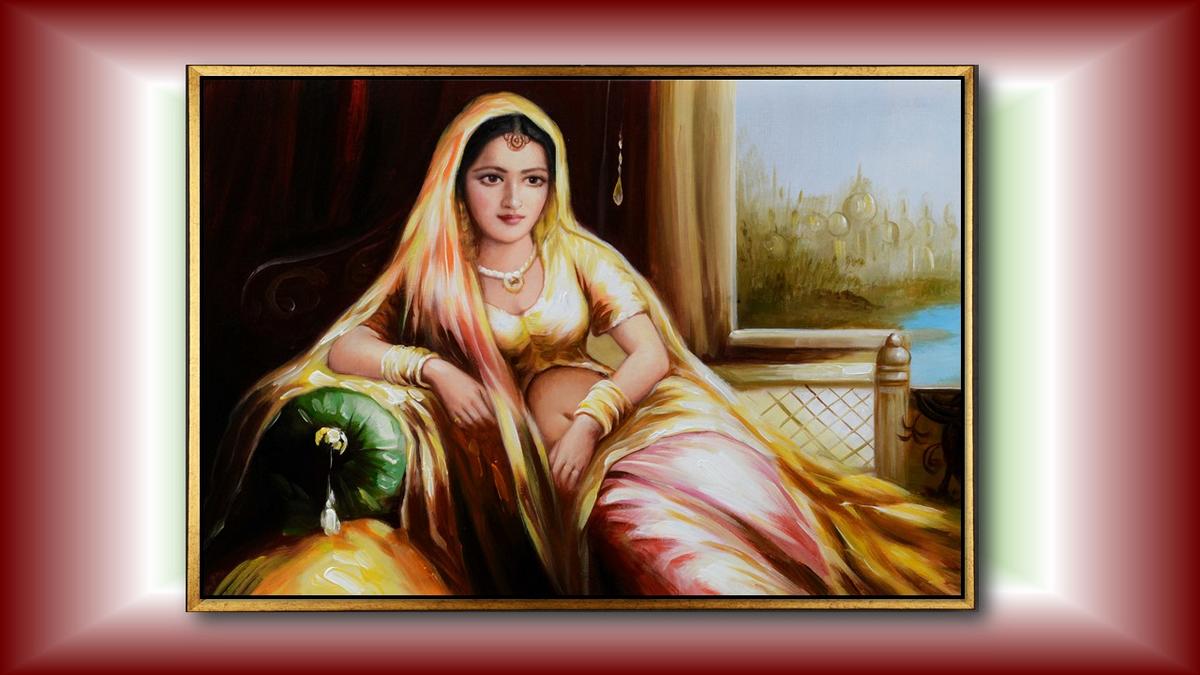 Handgemaltes Ölbild indische Maharani auf Leinwand, Frau im goldgelben Sari in Safran-, Rosa- und Goldtönen, mit goldenem Rahmen – Beispiel im Raum