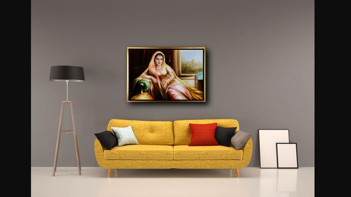Handgemaltes Ölbild indische Maharani auf Leinwand, Frau im goldgelben Sari in Safran-, Rosa- und Goldtönen, mit goldenem Rahmen – Beispiel im Raum