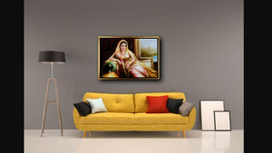 Handgemaltes Ölbild indische Maharani auf Leinwand, Frau im goldgelben Sari in Safran-, Rosa- und Goldtönen, mit goldenem Rahmen – Beispiel im Raum