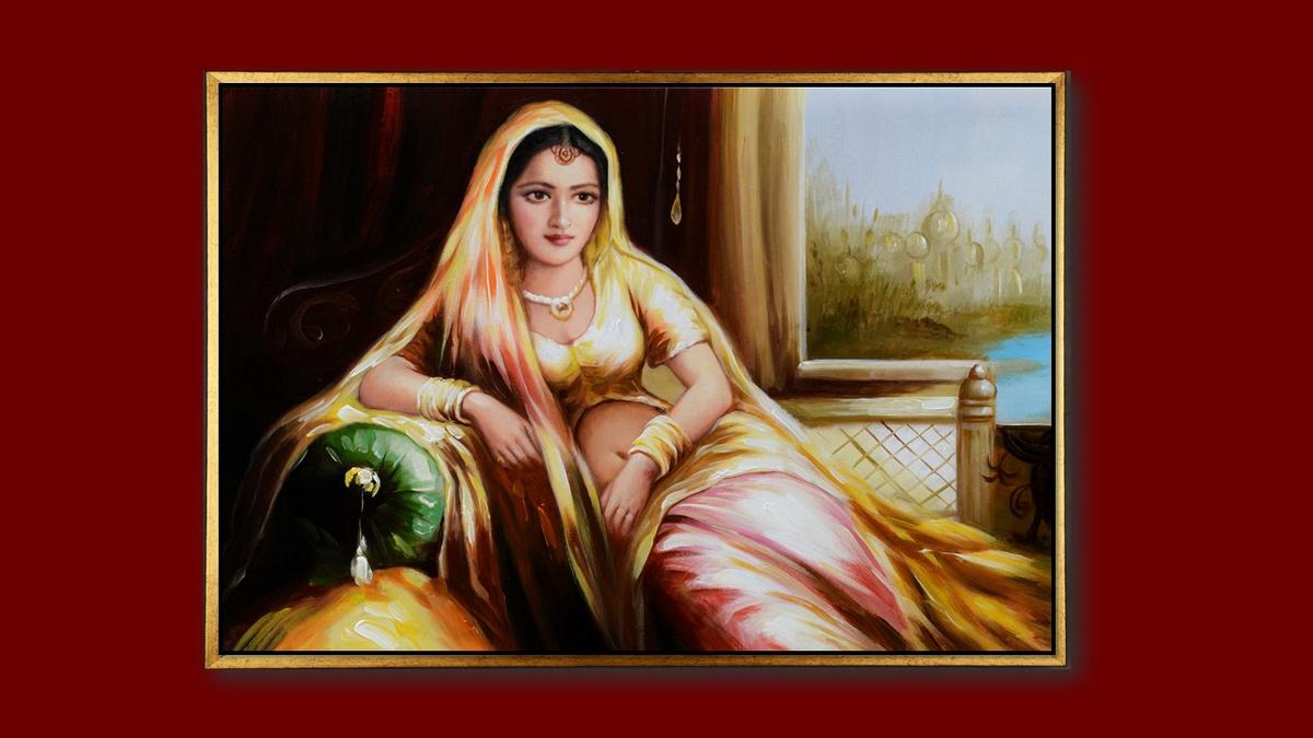 Handgemaltes Ölbild indische Maharani auf Leinwand, Frau im goldgelben Sari in Safran-, Rosa- und Goldtönen, mit goldenem Rahmen – Beispiel im Raum