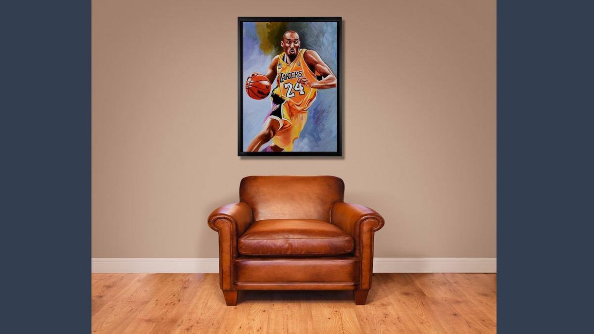 Handgemaltes Ölbild Basketballspieler auf Leinwand, Spieler im gelben Trikot vor blauem Hintergrund, mit schwarzem Rahmen – Beispiel im Raum