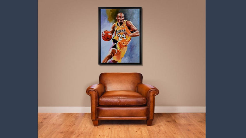 Handgemaltes Ölbild Basketballspieler auf Leinwand, Spieler im gelben Trikot vor blauem Hintergrund, mit schwarzem Rahmen – Beispiel im Raum