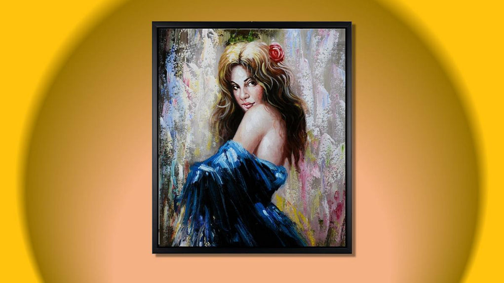 Handgemaltes Ölbild Frau mit Rose im Haar auf Leinwand, blaues Kleid in Spachteltechnik, helle Pastelltöne, mit schwarzem Rahmen – Beispiel im Raum