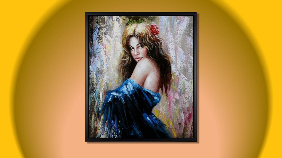 Handgemaltes Ölbild Frau mit Rose im Haar auf Leinwand, blaues Kleid in Spachteltechnik, helle Pastelltöne, mit schwarzem Rahmen – Beispiel im Raum