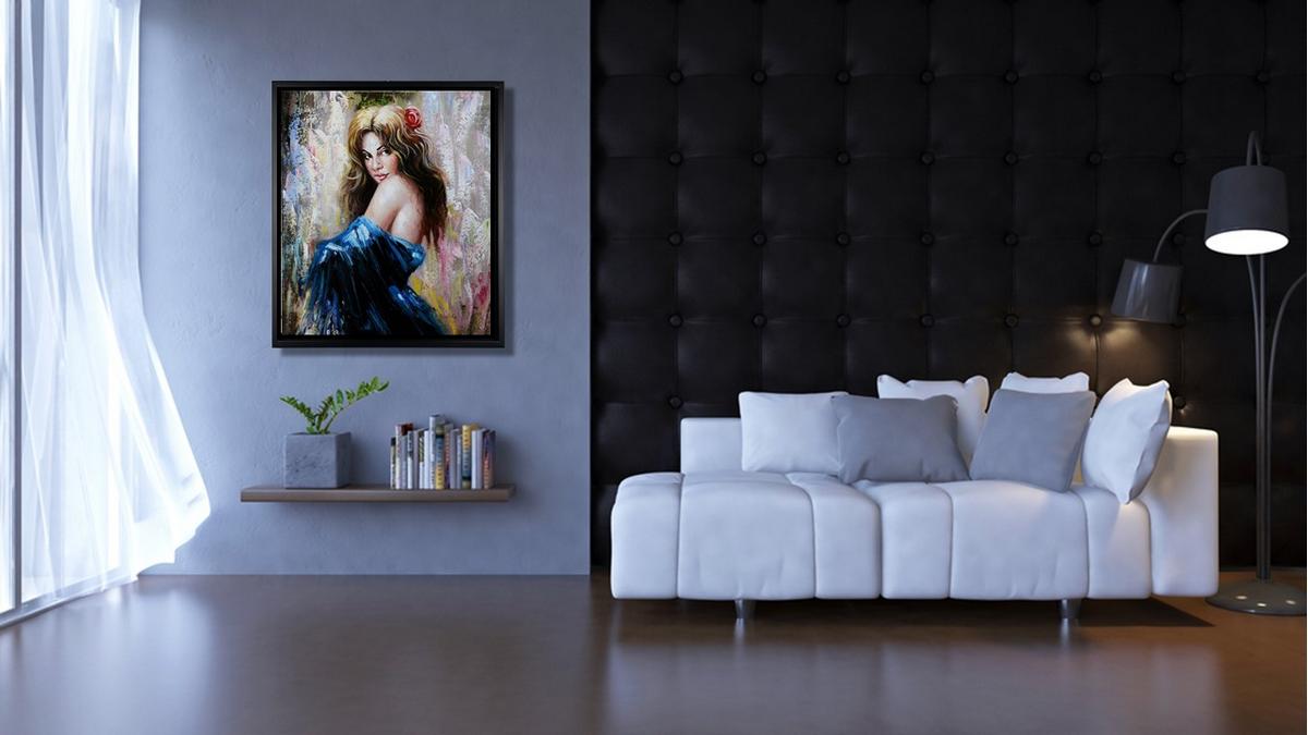 Handgemaltes Ölbild Frau mit Rose im Haar auf Leinwand, blaues Kleid in Spachteltechnik, helle Pastelltöne, mit schwarzem Rahmen – Beispiel im Raum