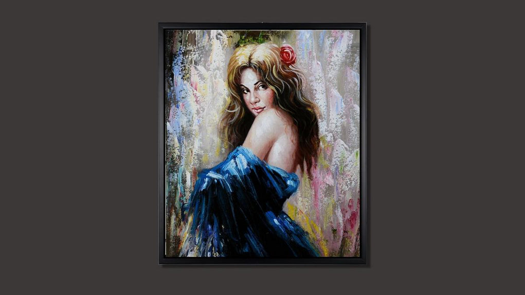 Handgemaltes Ölbild Frau mit Rose im Haar auf Leinwand, blaues Kleid in Spachteltechnik, helle Pastelltöne, mit schwarzem Rahmen – Beispiel im Raum
