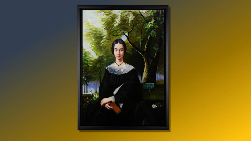 Handgemaltes Ölbild Frau im Garten auf Leinwand, klassisches Porträt im schwarzen Kleid vor grünen Bäumen, mit schwarzem Rahmen – Beispiel im Raum