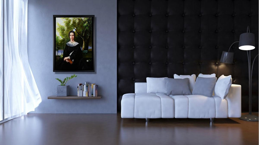 Handgemaltes Ölbild Frau im Garten auf Leinwand, klassisches Porträt im schwarzen Kleid vor grünen Bäumen, mit schwarzem Rahmen – Beispiel im Raum