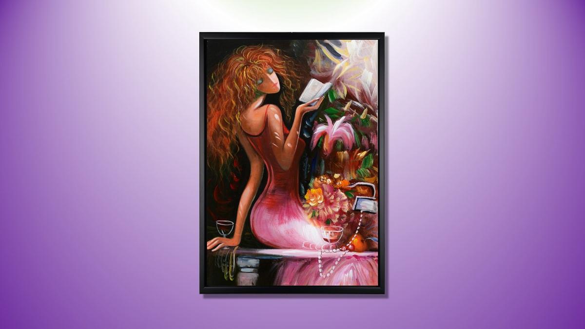 Handgemaltes Ölbild Frau beim Lesen auf Leinwand, rote Locken und pinkes Kleid, kräftig und stilisiert, mit schwarzem Rahmen – Beispiel im Raum