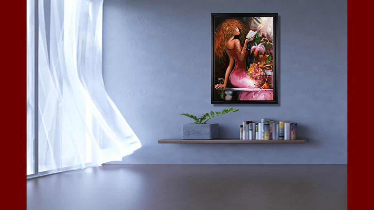 Handgemaltes Ölbild Frau beim Lesen auf Leinwand, rote Locken und pinkes Kleid, kräftig und stilisiert, mit schwarzem Rahmen – Beispiel im Raum