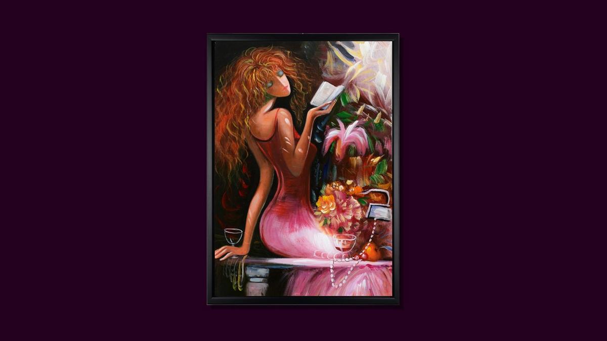 Handgemaltes Ölbild Frau beim Lesen auf Leinwand, rote Locken und pinkes Kleid, kräftig und stilisiert, mit schwarzem Rahmen – Beispiel im Raum