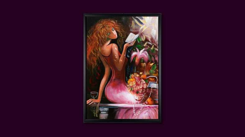 Handgemaltes Ölbild Frau beim Lesen auf Leinwand, rote Locken und pinkes Kleid, kräftig und stilisiert, mit schwarzem Rahmen – Beispiel im Raum